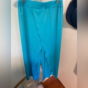 Solid, casual, high slit, flowy layered. Crop pants in Aqua.Size L​